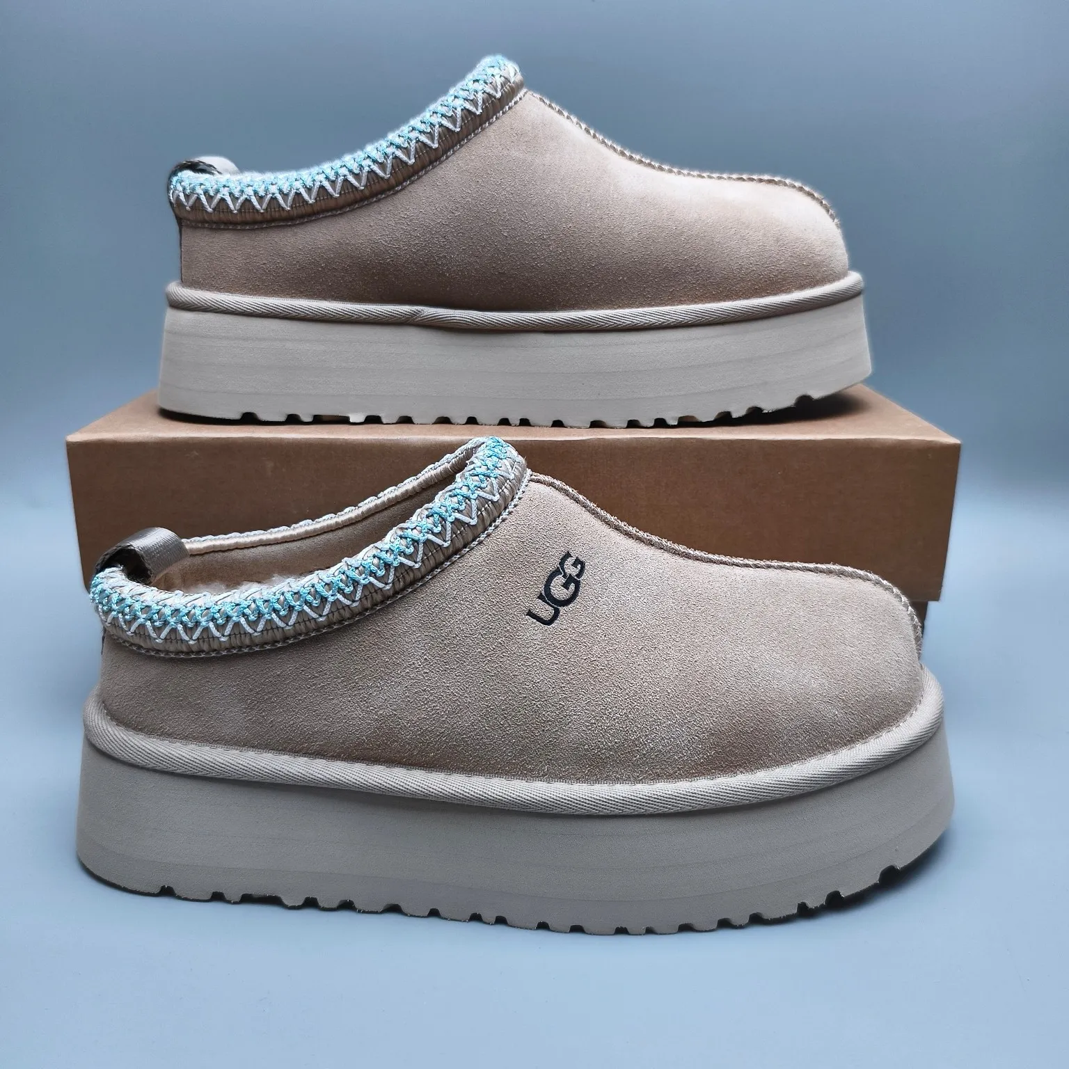 💰440 UGG sheepskin all-in-one snow boots 2553 co-branded national trend style thick-soled one-leg women’s snow boots🐾~ 🍭 A co-branded trendy item launched with well-known designer brands Feng Chen Wang and TELFAR. Zhou Dongyu & Wang Jiaer’s same style Fang Kete boots. The slip-on design makes it easy to put on and take off, and can be used indoors or outdoors. The exotic edging design is eye-catching, and it is definitely worth buying~ 🍭Material: cowhide➕sheep fur Outsole: rubber (light wing technology) 🍭Color: black, maroon, sand, dark green, light gray, chocolate, beige, walnut, brown, dark gray, red 🍭Number of codes: 35-42